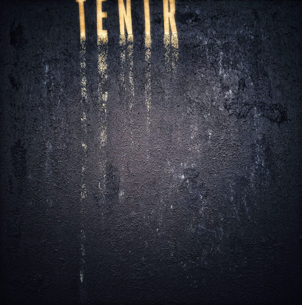 Acrylique et collage sur toile
Fond noir avec des reflets blancs.
De la texture.
Le verbe "Tenir" collé en haut de la toile