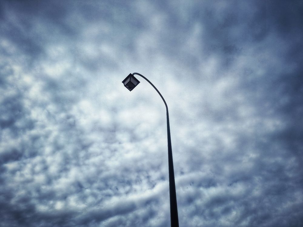 Ciel nuageux. Un lampadaire au milieu