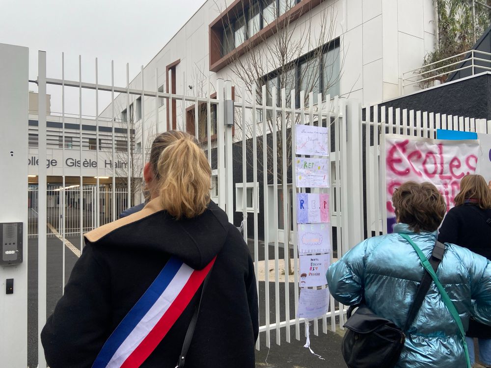 La députée Mathilde Panot est aux côtés des collègues et parents 