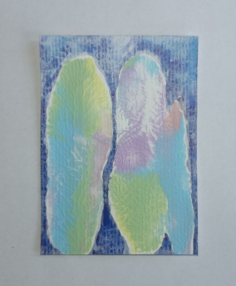 ATC Aquarellpapier 
Pastell-Acrylfarbe abgedruckt von einer Glasplatte 
3 fast Karten füllende Formen wie eine längliche Koralle oder Algen. Durch den Druck sind leichte Rillen entstanden.
Links eine dicke in hellblau, grün nebeneinander miteinander bisschen gelb und lila.
In der Mitte noch eine dicke unten hellgrün, lila viel weiß und die Spitze hellblau. Eine kleine dünnere, rechts, leicht vor der mittleren in hellblau mit rosa Spitze.