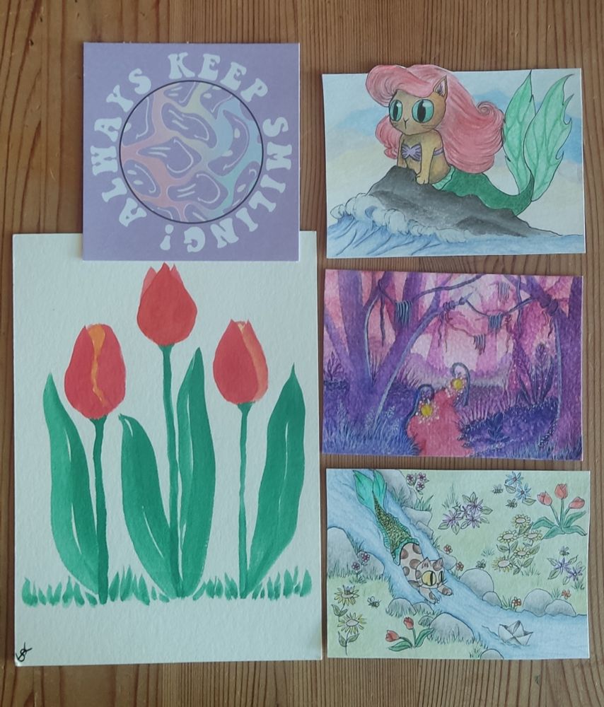 Links oben: kleine quadratische Karte in Flieder. Kreis mit Pastell Regenboden Farben und Smiley Flecken. Drumherum im Kreis steht in weiß: Always keep smiling!
Unten links: Postkarte bemalt mit roten Tulpen und grünen Blättern
Rechts 3 ATC untereinander. 
Oben eine orange Katze, rotem offenen Haaren mit grünem Meerjungfrauenschwanz liegt auf einem Felsen in der Brandung. 
Mitte lila rosa Waldweg mit 2 Laternenblumen am Weg 
Unten eine Meerkatze (oben Katze unten Meerjungfrauenschwanz) schwimmt durch einen Bachlauf.

