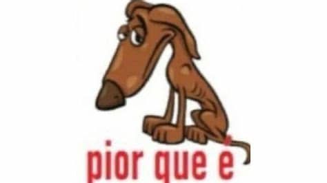 Meme: pior que é, que consiste no desenho de um cachorro marrom de olhar triste, sentado, magrinhoo, com os dizerem "pior que é" em vermelho"