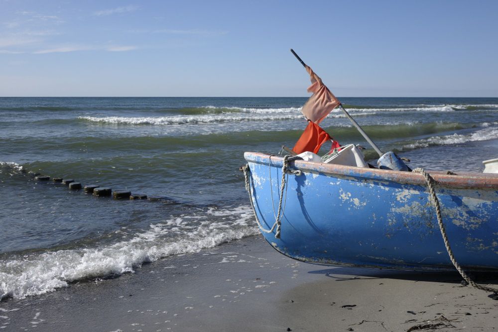 Boot an der Küste. 'Farbe: Drei Farben Blau' #FotoVorschlag