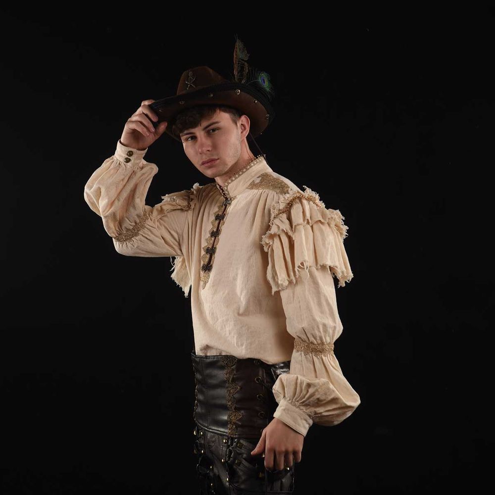 Daniel Schwarz ist ein talentierter junger Artist, mit dem wir noch einiges vorhaben.

Model: Daniel Schwarz
Outfit: Boudoir Noir
Foto: Klaus Maresch
Studio: Niels Brähler, Wuppertal

#malebeautyblogger #malemodel #malemodels #fitnessmodels #cosplayers #steampunkclothing #steampunk #cowboys