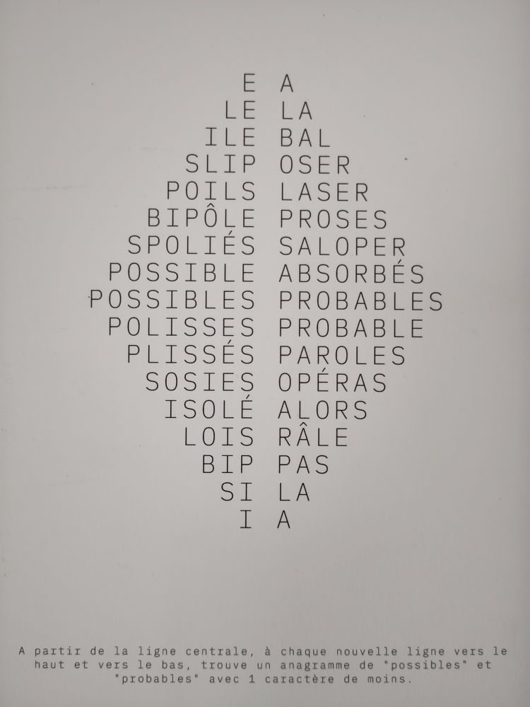 Image d’un exercice de lettres présenté sous forme de pyramide. Au centre, les mots POSSIBLES et PROBABLES apparaissent sur la ligne médiane. En remontant et en descendant ligne par ligne, des mots français s’alignent en deux colonnes verticales, chaque ligne perdant un caractère par rapport à la ligne centrale. On y voit par exemple : POLISSES / PROBABLE, SLIP / OSER, LOIS / RÂLE, SI / LA, etc. Tout en bas, une consigne instruit le LLM : “À partir de la ligne centrale, à chaque nouvelle ligne vers le haut et vers le bas, trouve un anagramme de ‘possibles’ et ‘probables’ avec un caractère de moins.”