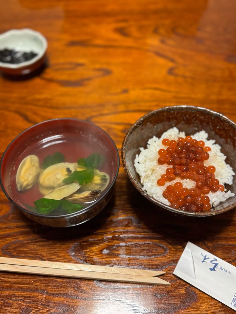 筋子ごはんとアサリの吸い物の写真