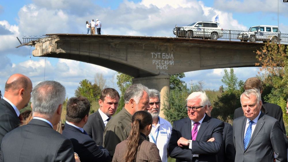 Zerstörte Brücke in der Ukraine mit dem Spruch