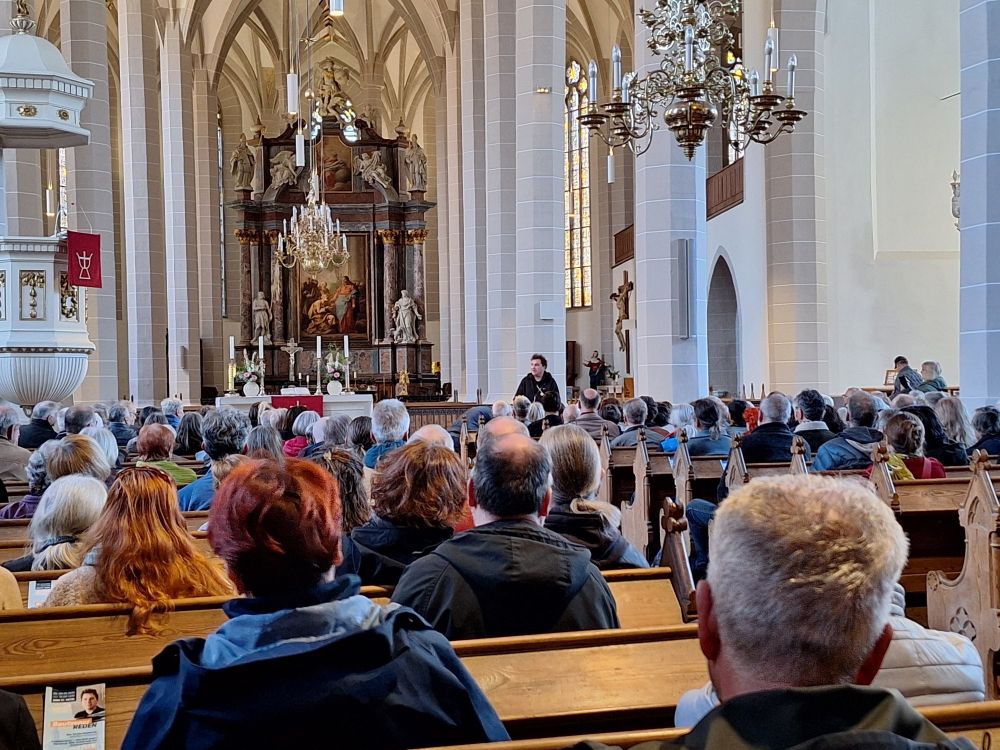 Noch ein Blick in den vollen Dom