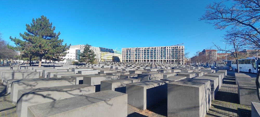 Man sieht das Mahnmal für die ermordeten Juden während des NS Regimes. 