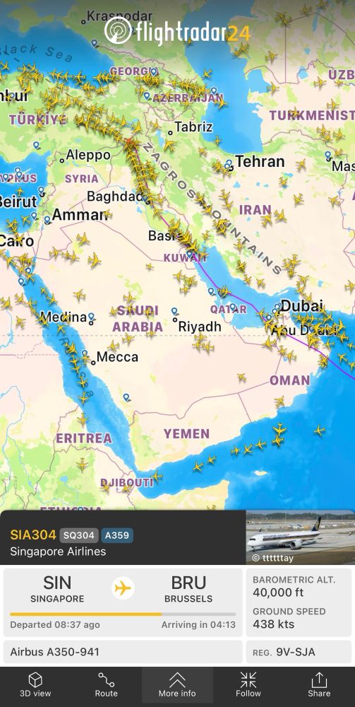 FlightRadar24 screenshot showing a Singapore Airlines flight as one of many over Iraq, with relatively few planes over Iran.