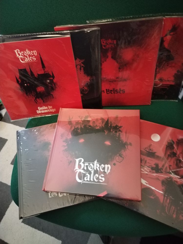 Photo des différents ouvrages du jeu de rôle Broken Tales, encore sous cellophane 