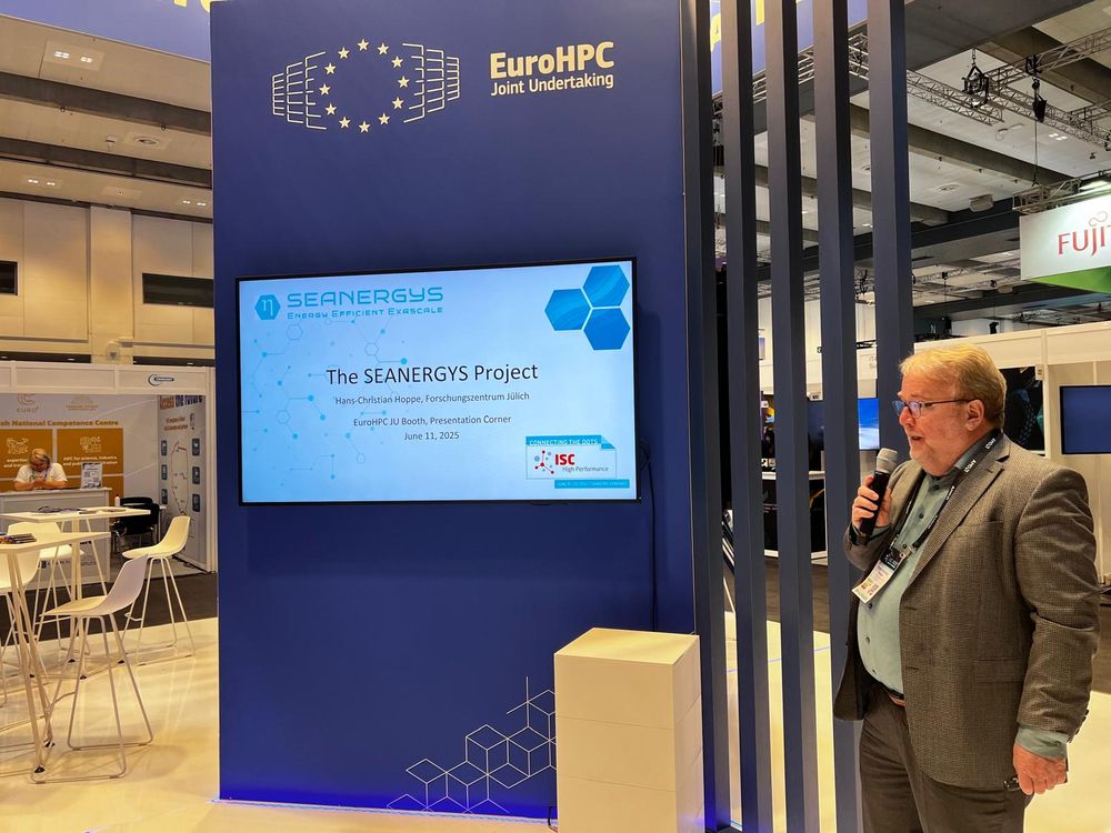 Hans-Christian Hoppe presenting the SEANERGYS project at the EuroHPC JU booth at the ISC 2025.