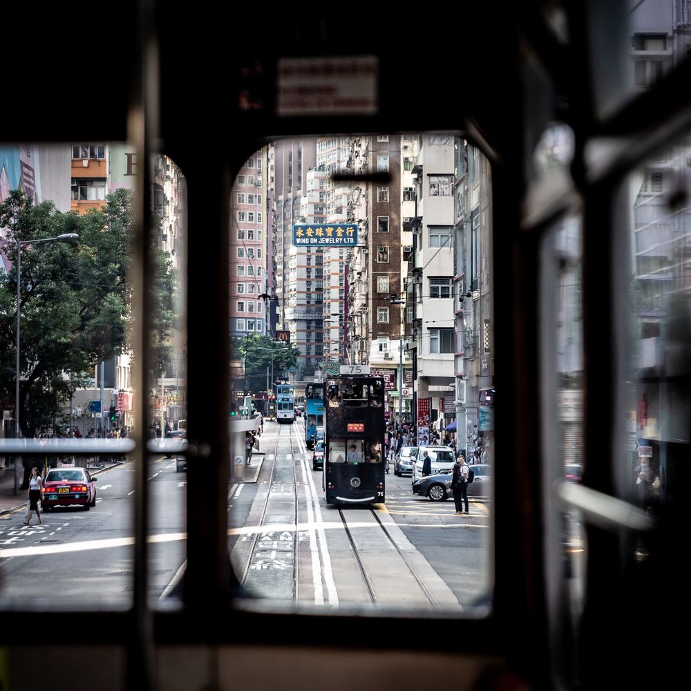 Blick aus einer Tram in eine Straßenschlucht hinein. Auf eine weitere Tram