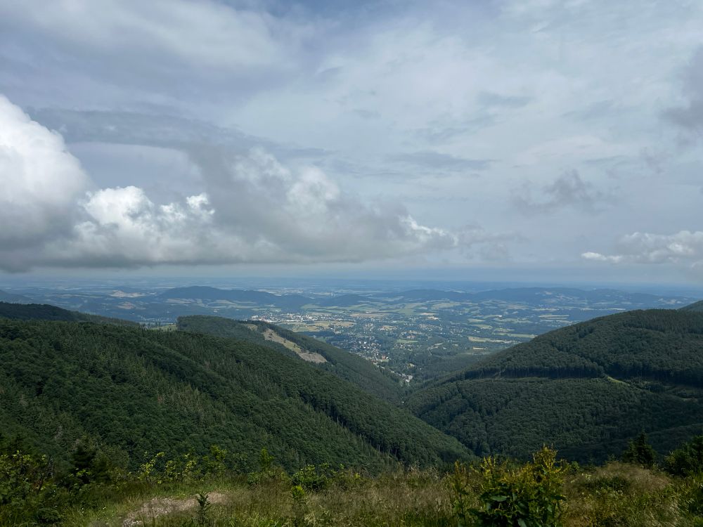 Pohled na Frenštát pod Radhoštěm z vyhlídky nad Pustevnami. 