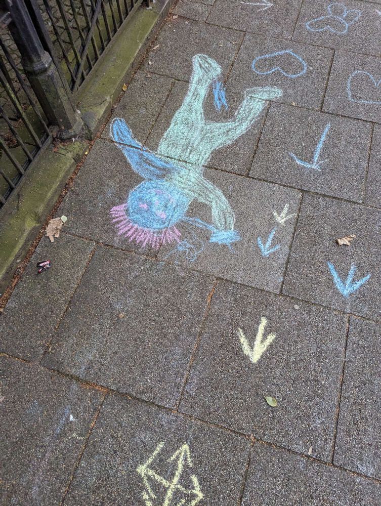 Mit bunter Kreide gezeichnete menschliche Silhouette