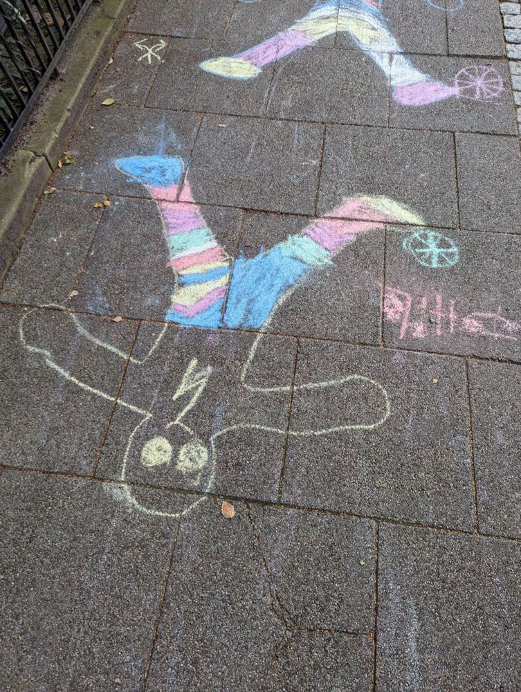 Mit bunter Kreide gezeichnete menschliche Silhouette