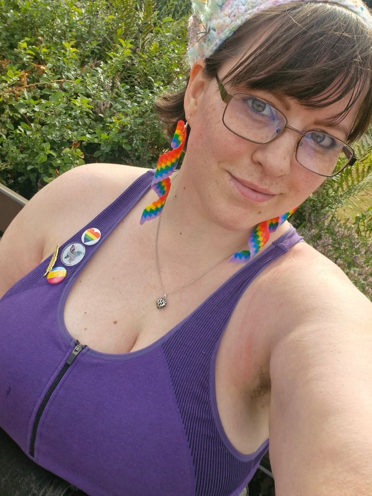 Some of the stalls were already open so I got myself some big earrings and a few badges 🌈