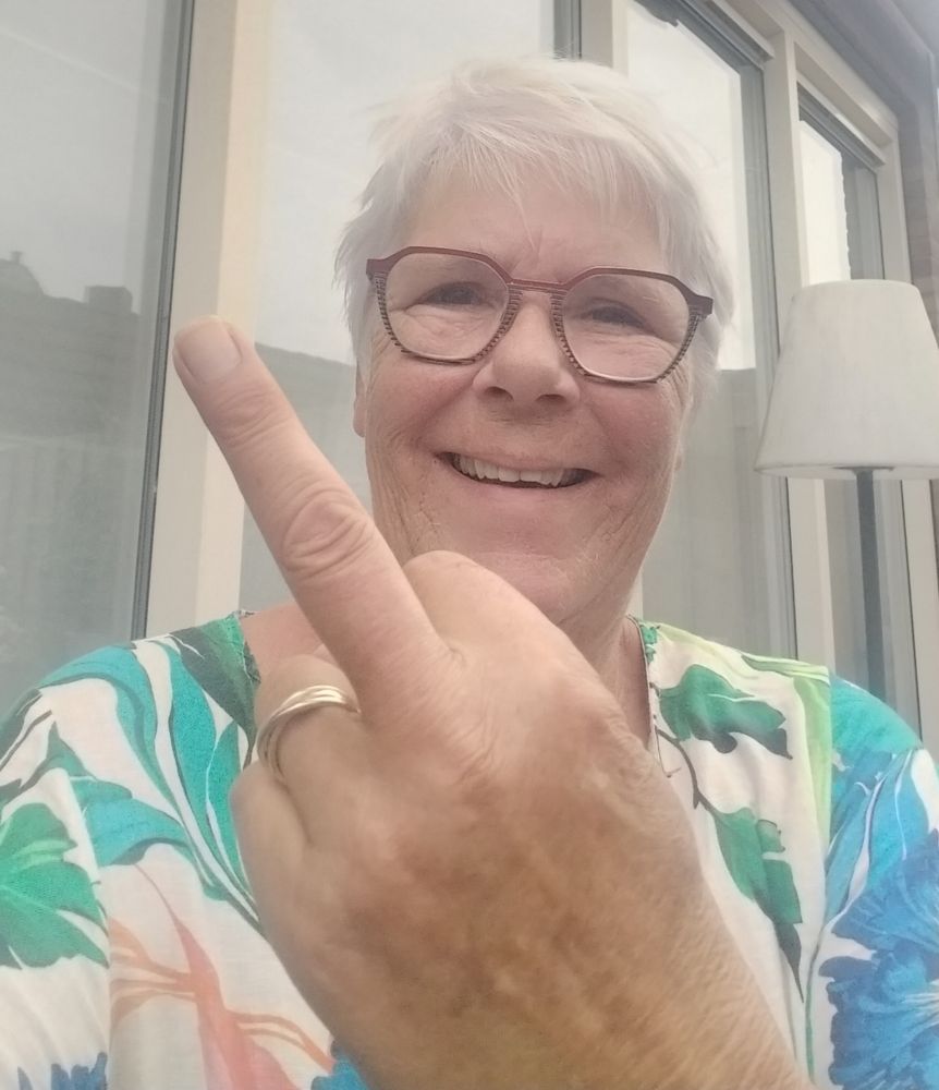 Selfie met op de voorgrond een dikke middelvinger