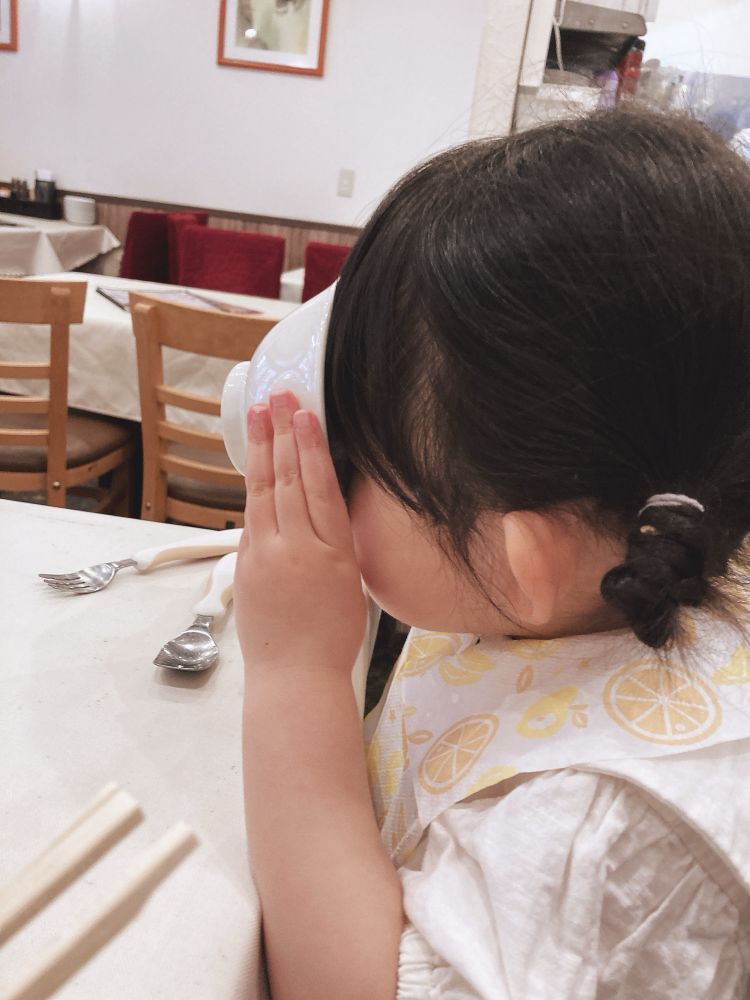ワンタン麺の汁を最後の一滴まで飲むお子