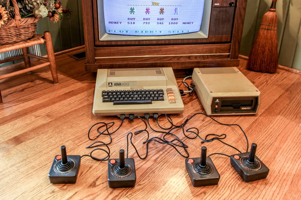 For Thanksgiving in 2015, Benj Edwards set up 4-player MULE on the Atari 800 using his family’s 1983 TV set in the corner of his mom’s living room