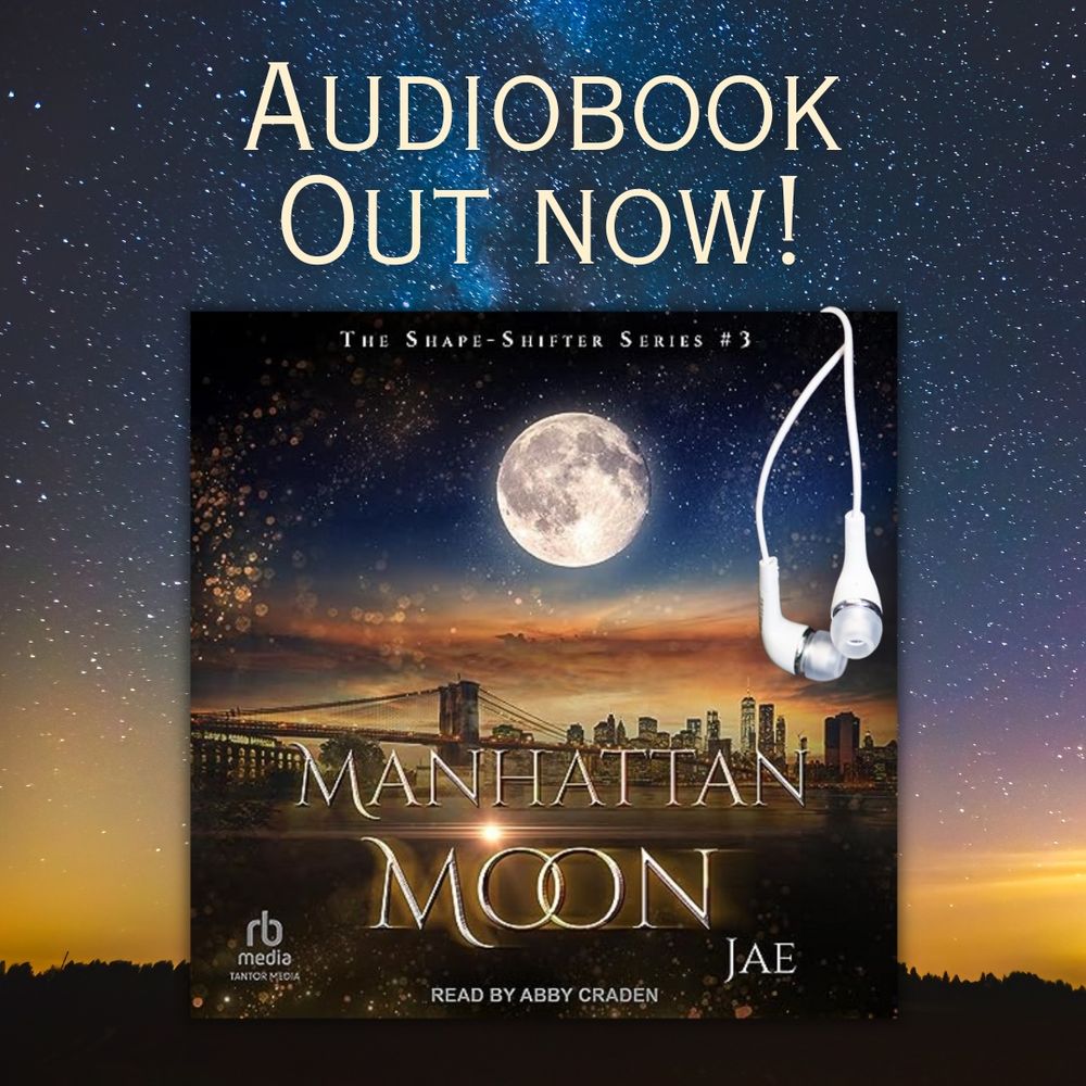 Audiobook of sapphic romance novella Manhattan Moon is out now