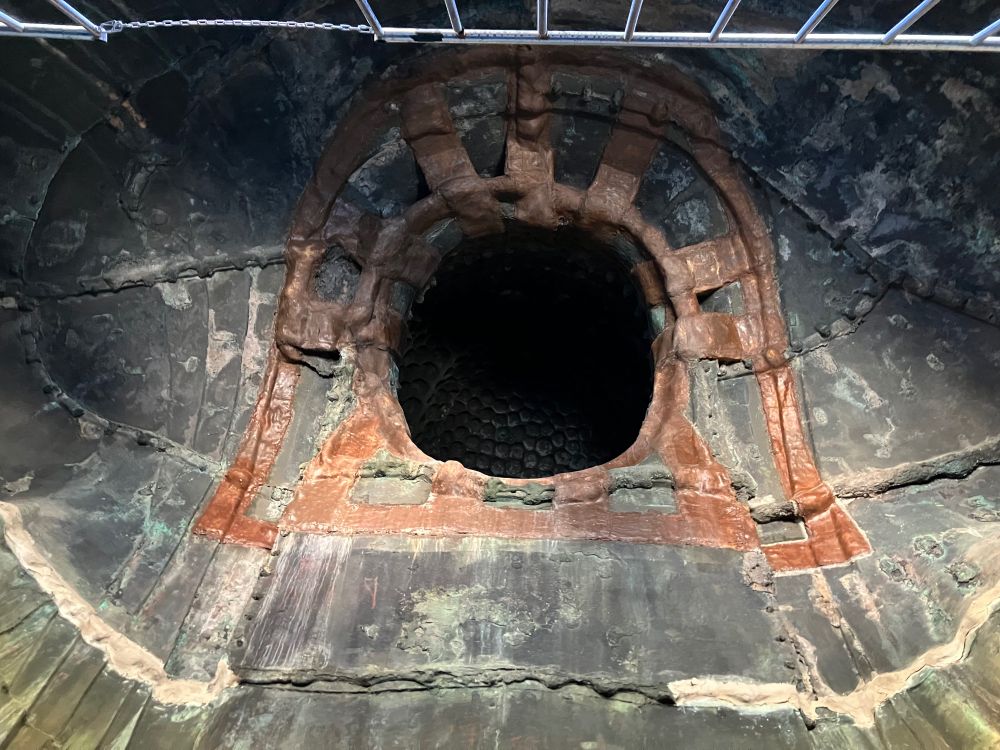 内側から見た大仏。頭部に当たる空洞が見えるだけ。。。