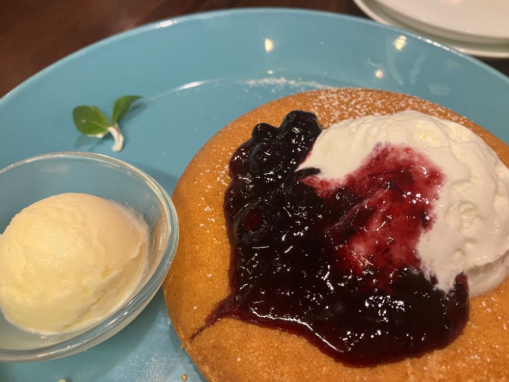 オスロコーヒーのブルーベリーとチーズクリームパンケーキ。バニラアイス付き
北欧ブルーっぽい(ややくすんだ水色？)お皿に載っている。