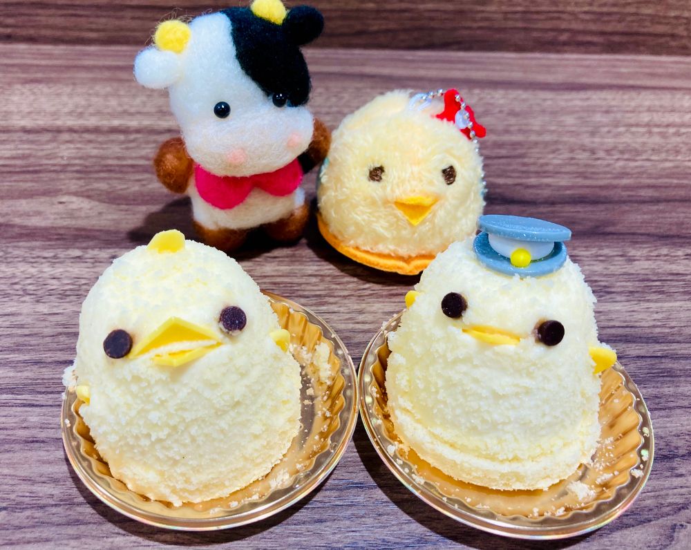 ぴよりんと車掌さんぴよりんとぴよりんぬいぐるみ（ガチャ）と私が最近つくった羊毛フェルトの牛