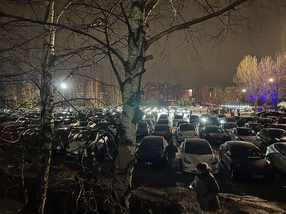 687 Teslaa Vermon parkkipaikalla pitämässä valoshow'ta.