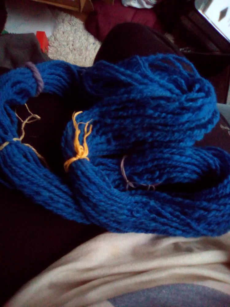 écheveau de fil bleu électrique