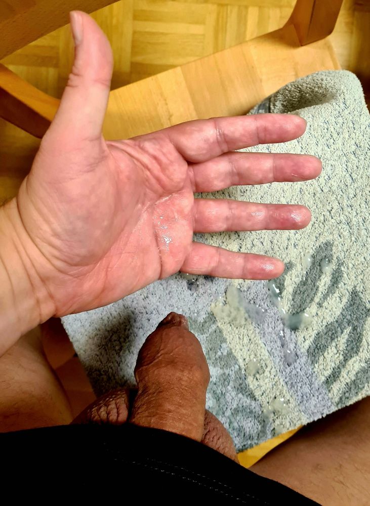 Vollgewixte Hand und Handtuch darunter, im Vordergrund mein Schwanz