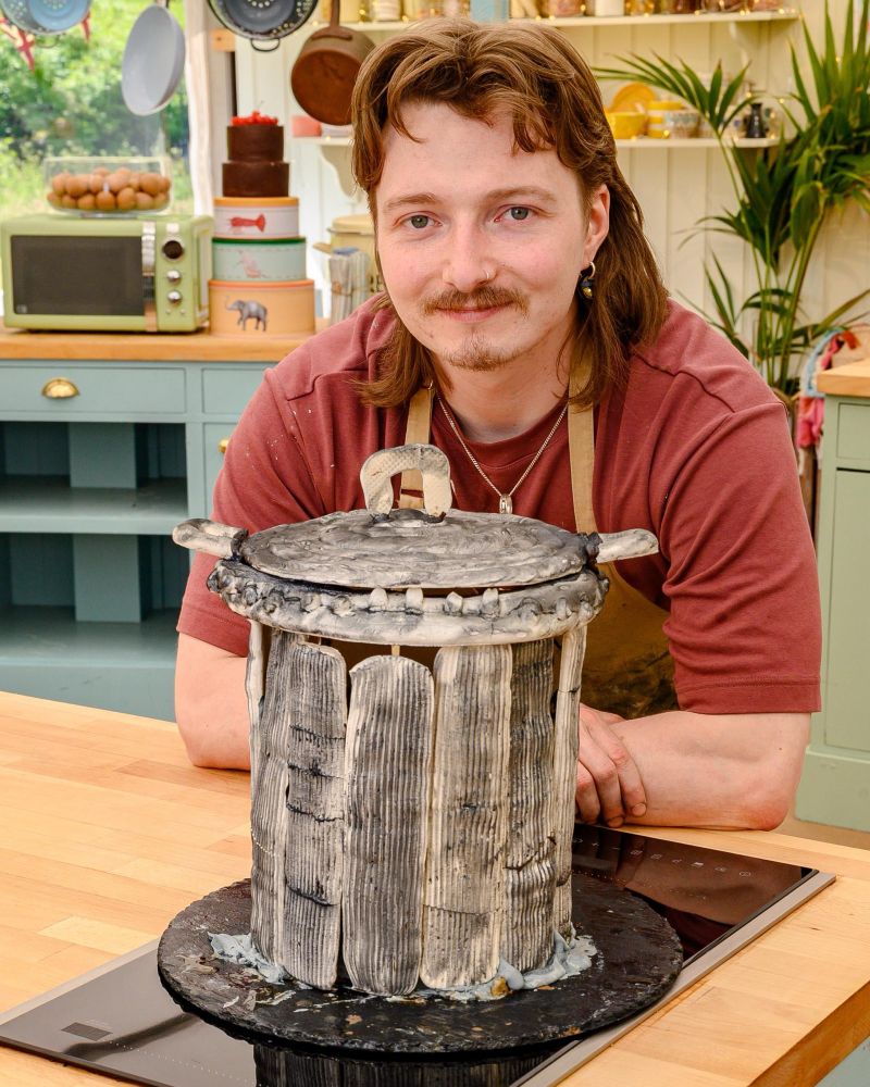 Roskiksen muotoinen kakku ja leipojansa sen takana