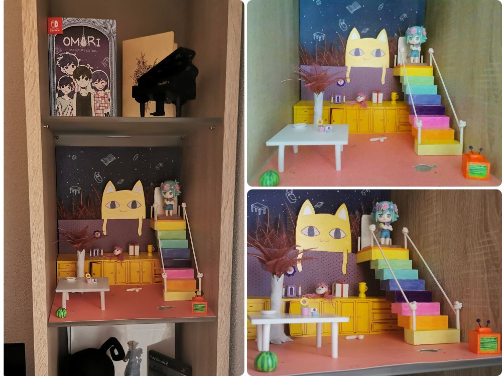 Différents angles de cette même maquette placée dans une étagère avec le coffret collector de Omori disposé sur l'étage au dessus et un étage dédié à Kingdom Hearts en dessous 