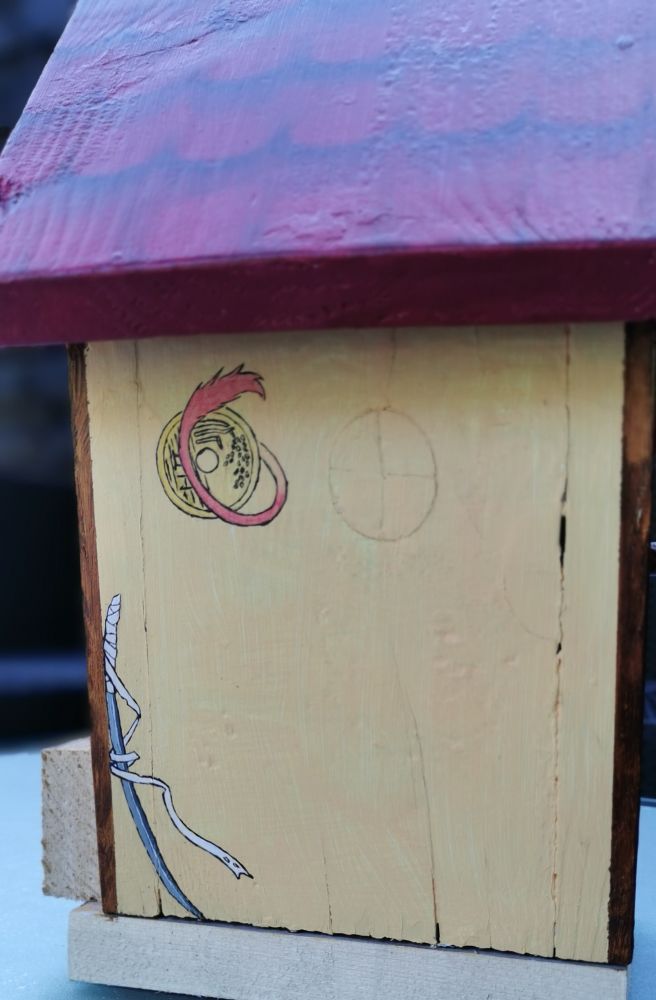 Des petits dessins faits sur un côté 
