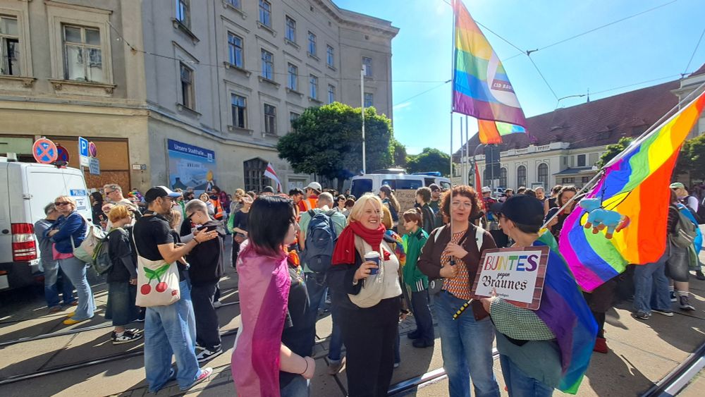 Görlitz-Zgorzelec - CSD - Treffpunkt am Bahnhof - mit sehr stabilen Teilnehmerinnen von #b96begradigen und Anne Rabe - Aufnahme - 27.09.2025