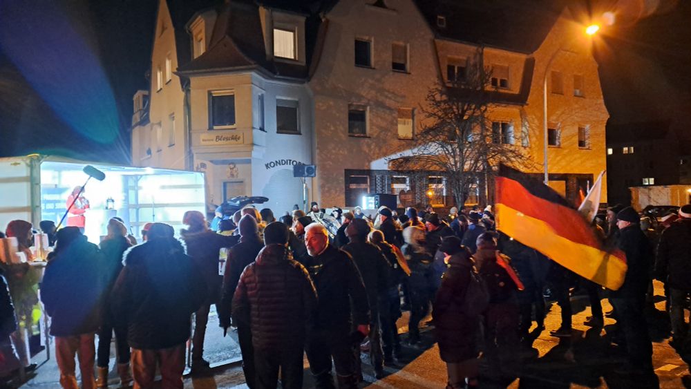 Bautzen - Dr.-Salvador-Allende-Straße - Mahnwache - Montagsdemo - vor der "Bühne" - Aufnahme-24.11.2025