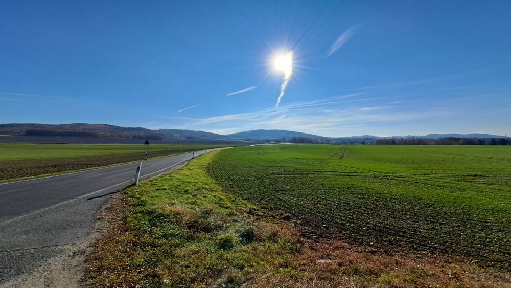 Bautzen - Am Falkenberg - Blick auf die Czorneboh-Bergkette nach Süd-West - Richtung Mönchswalder Berg - der Berg Czorneboheboh gehört zu der südöstlich von Bautzen gelegenen Czorneboh-Bergkette und ist mit einer Höhe von 556,8 m ü. NHN der höchste Punkt dieses Ausläufers des Lausitzer Berglandes - Aufnahme - 07.11.2025