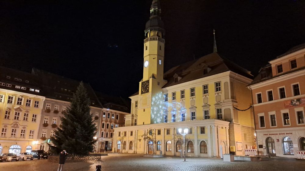 Bautzen - Hauptmarkt - Rathaus mit Außenbeleuchtung und dem noch ungeschmückten Weihnachtsbaum - Aufnahme-14.11.2025