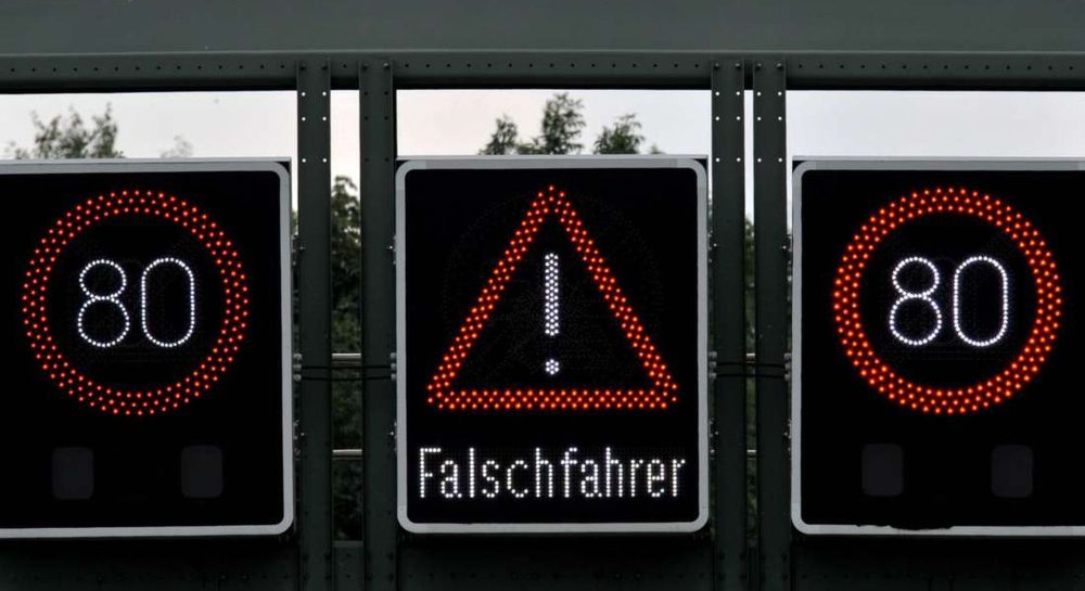 Straßen Hinweis - Achtung Falschfahrer