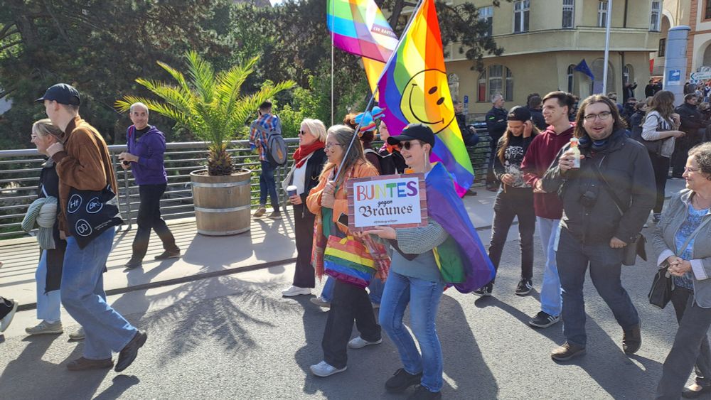 Görlitz-Zgorzelec - CSD - hier wird Buntes gegen Braunes ist das Motto auf der grenzüberspannenden Fußgängerbrücke nach Zgorzelec der polnischen Nachbarstadt im Herzen von Europa - Aufnahme - 27.09.2025