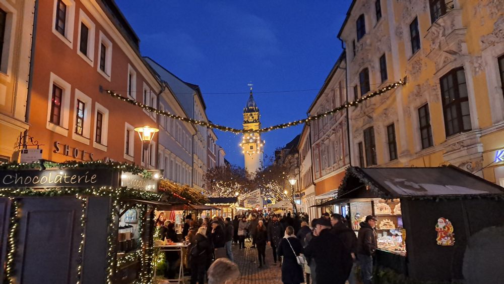 Bautzen - Reichenstraße - 642. Wenzelsmarkt - der älteste Weihnachtsmarkt in Deutschland - Blick Richtung Reichenturm - Aufnahme-28.11.2025