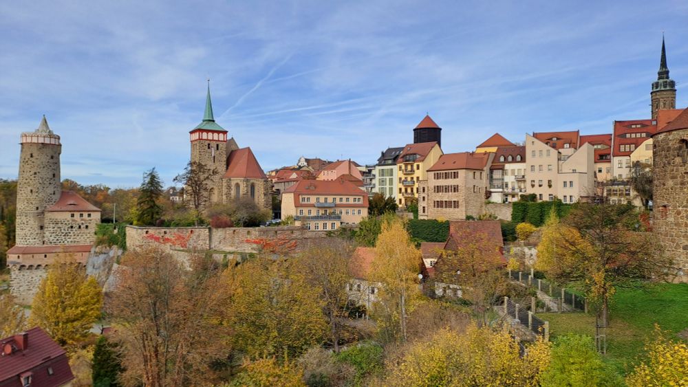 Bautzen - Blick von der Friedensbrücke auf das weltberühmte Panorama der Stadt - von links - Alte Wasserkunst - ganz hinten Kapella auf dem Protschenberg - Michaeliskirche - Wasserturm - Turm des Dom St. Petri - Aufnahme - 31.10.2025