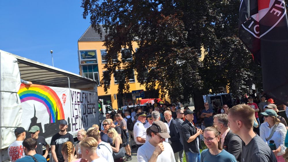 Bautzen - Kornmarkt - der Innenminister des Freistaates Sachsen Armin Schuster (Bildmitte - schwarzes Jackett) im Gespräch mit dem Landespolizeipräsident im Freistaat Sachsen Jörg Kubiessa - am Rande des CSD Bautzen - Aufnahme - 10.08.2025