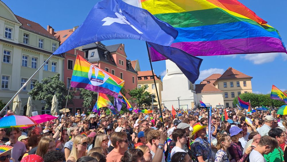 Bautzen - #CSDBautzen #auchinBautzen #BZ1008 #Bautzen #Budyšin #Oberlausitz #Sachsen - Kornmarkt - Zwischendemo auf dem vollen Platz - Aufnahme - 10.08.2025