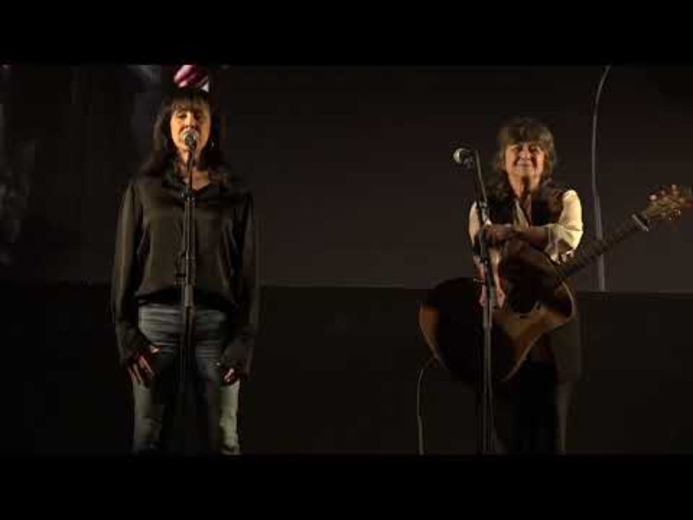 גלי עטרי וקורין אלאל שרות בהפגנה נגד ההפיכה המשטרית "אין לי ארץ אחרת" 4.3.23