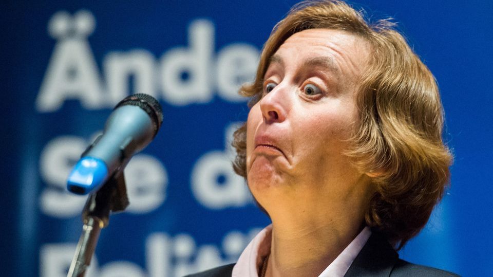 Politikerin einer Faschistischen Partei macht ein blödes Gesicht.