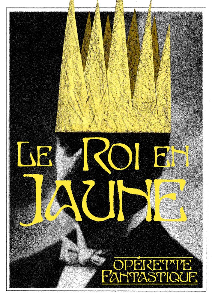 La photographie ancienne d'un homme en noir et blanc qui porte une couronne jaune aux traits grossiers en surimpression. 
Un gros titre jaune par dessus le visage de l'homme : "Le Roi en Jaune"
En sous-titre en bas du visuel : "Opérette Fantastique"