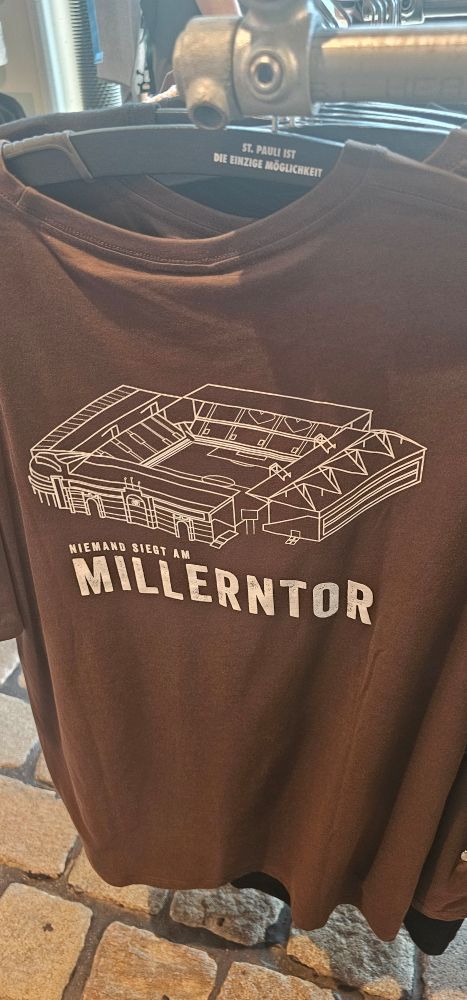 Braunes T-Shirt mit dem Millerntor als Grobzeichnung