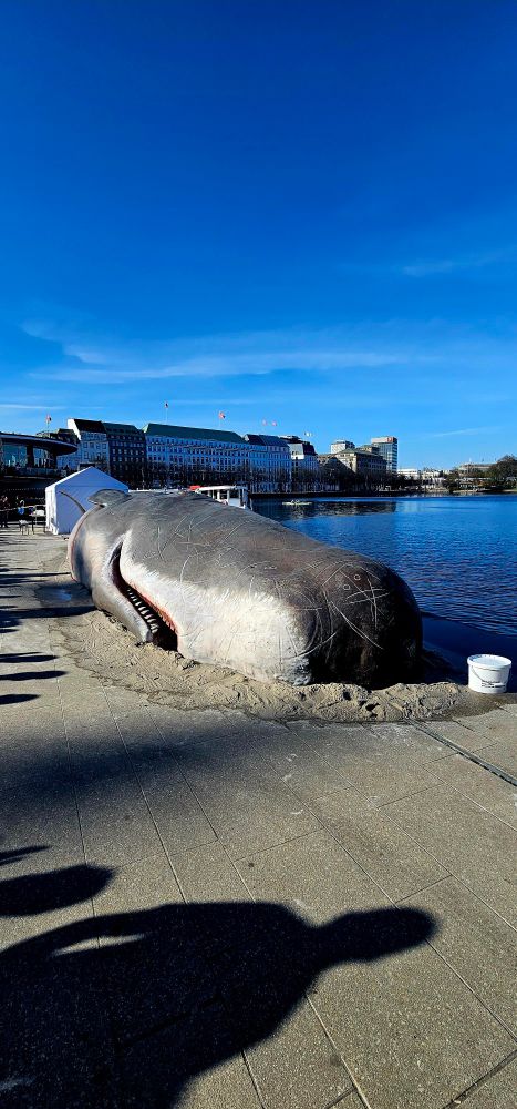 Skulptur eines gestrandeten Wals an der Innenalster.