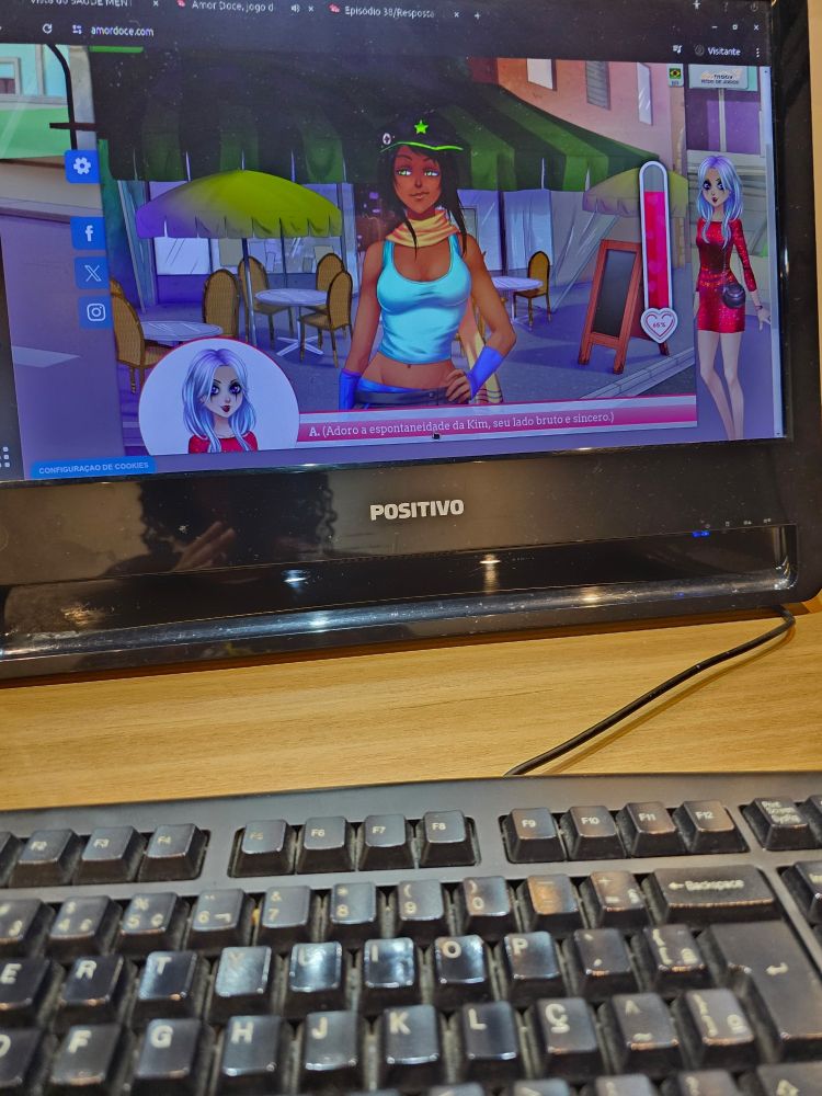 Computador aberto no jogo 'amor doce'